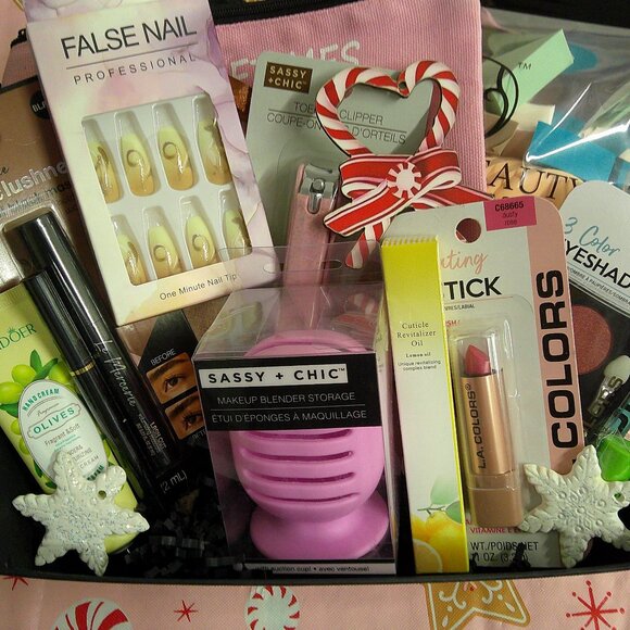 Deluxe Glam-33-Piece Christmas Makeup Collection, Holiday Makeup Gift Set - Picture 2 of 8